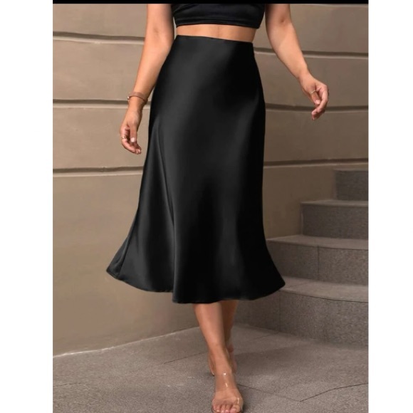 Luxe black  high waisted satin skirt - Picture 1 of 16